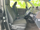 前席は視界が広く、運転席から前方を確認しやすいレイアウトです。シートはゆったりとした形状で、乗り降りのしやすさにも配慮。落ち着いた色合いで清潔感のある室内です。