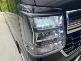 【LEDヘッドライト】悪天候や夜間走行時も良好な視界を確保し安心して運転できる高輝度LEDヘッドライトを装備!点灯速度が早く、消費電力も抑えられています。
