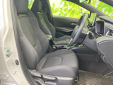 前席は身体を受け止める形状で、運転席と助手席それぞれにゆったり座れる空間を確保。ドアを開けた際の見通しもよく、乗り降りのしやすさにも配慮された室内です。