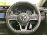 手元で扱えるスイッチを備え、運転姿勢を保ちながら各種操作を行えます。握りやすい形状で、メーターや前方へ視線を向けたまま使いやすい配置も魅力です。