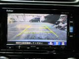 バックカメラの画像です。ガイドラインがスムースな車庫入れをサポートいたします。車庫入れの安心感がアップしますね。