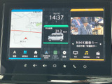 地図やテレビ、車両情報をひと画面で確認でき、目的地設定から音楽選びまで日常の移動を幅広くサポート。画面下のタッチ項目も見やすく、操作先を探しやすい構成です。
