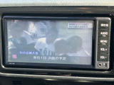 テレビ映像を表示できる画面を備えており、停車中にニュースや番組を楽しみたい場面で活躍します。映像を確認できる装備があることで、休憩時間などの過ごし方の幅が広がります。