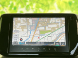 周辺の道路や施設を画面で確認でき、目的地までの道順を把握する際に便利です。表示が見やすく、行き先を設定する場面でも活用いただけます。お出かけ先の確認にも役立ちます。