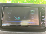 FM・AMやテレビ、USB、Bluetooth Audioなど、画面上に複数の音源が表示されています。使いたい項目を見ながら選べるため、日常の移動中も好みに合わせて音楽やラジオを楽しめます。