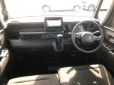 【インパネ全体】手が届きやすく、どなたでも運転しやすいです。シンプルで使いやすい設計になっています!