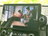 車内の画面でテレビ番組を視聴でき、停車中の待ち時間もゆったり過ごせます。操作メニューもまとめられており、日常の移動先で便利に活用できる装備です。