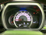 速度や各種表示をひと目で確認しやすいレイアウトです。必要な情報が運転席正面にまとまり、走行中も視線移動を抑えて状況を把握しやすく、毎日の運転をサポートしてくれます。