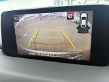 後退時に車両の後ろ側をモニター画面に表示します。車庫入れなどでバックする際に後方確認ができて便利です。車庫入れが苦手な人もこれで安心。