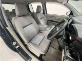 前席はベンチシート!運転席助手席間の移動ができます!