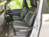 運転席と助手席は、座面と背もたれにゆとりを持たせた落ち着きのある空間です。前方を見渡しやすく、乗り降りの際もドア開口部からスムーズに出入りしやすい配置となっています。