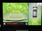 車両後方の映像に加えて車両周囲を上から見た表示も確認でき、駐車時の周辺確認を助けます。画面の案内に沿って状況を把握できる、日常の駐車に便利な装備です。