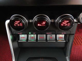 スポーツカーらしいボディのなかに2+2シーターを実現!フロントシートバック形状の工夫によって、後席膝まわりのスペースを確保し、良好な後方視界と座れるシートバック高の両立を実現しています!