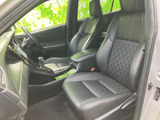 前席は身体を受け止める形状で、落ち着いて過ごせる室内空間です。運転席まわりの見通しも確保され、乗り降りしやすいドア開口とともに日常使いに便利です。