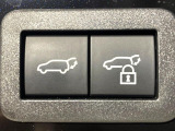 【パワーバックドア】スマートキーや運転席のボタンを押すだけでリアゲートが自動で開閉します!荷物を持っている時や、高い位置にあるバックドアを閉める際に便利な機能です♪