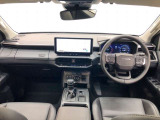 シンプルながら機能性あふれる運転席廻りです。視界性もよく、運転しやすいですよ。