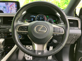 手元には複数のスイッチが配置され、運転姿勢を大きく変えずに各種操作へアクセスできます。メーターとの位置関係も確認しやすく、日々の運転を支える使い勝手に配慮されています。