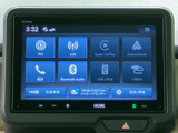 FM・AMラジオをはじめ、Bluetoothやスマートフォン連携など多彩な項目を画面から選べます。アイコン表示で内容を把握しやすく、通勤やお出かけの時間を快適にサポートしてくれます。