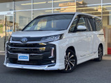 洗練されたフロントまわりと伸びやかなボディラインが印象的。白い車体にブラックのグリルが映え、街中でも存在感のある佇まいです。前方を照らすライトの配置もすっきりまとまっています。