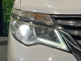 【LEDヘッドライト】非常に明るく前方を照らしてくれるので、悪天候や夜間の走行時も視界良好で安心してお乗りいただけます。