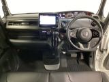 車内は光触媒抗菌消臭施工済です。インパネ周りはスタイリッシュなデザインで機能や装備も充実しています。グローブボックスやカップホルダーのほかにトレーなどたくさんの収納スペースが付いています。