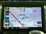 地図上に現在地や周辺の道路、施設名が表示され、位置関係を把握しやすい画面です。縮尺や表示範囲を確認しながら目的地までの道順を設定でき、初めての場所へ向かう際にも便利です。