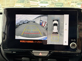 車両後方の映像と周囲の俯瞰表示を画面で確認できます。駐車時に車両周辺の状況を把握しやすく、目視確認と合わせて取り回しをサポートする便利な装備です。