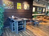 ウエインズトヨタ神奈川 U-BASEプレミアム平塚です。店内のカフェからつながる屋外展示場には、選りすぐりのレクサスをはじめ、アルファード、クラウンなどプレミアムなU-Carを集中展示しております。