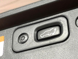 【パワーバックドア】スマートキーや運転席のボタンを押すだけでリアゲートが自動で開閉します!荷物を持っている時や、高い位置にあるバックドアを閉める際に便利な機能です♪