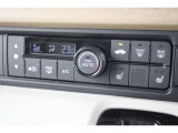 操作性に優れた運転席となります!小物入れや各ボタンの配置にこだわり、使いやすいです!座り心地もよく視認性も良好なのでロングドライブもお任せ下さい!