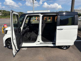 こちらのお車は、助手席側が電動スライドドアになってます!軽い力で開きます!お子様の乗降りもしやすくなっています!