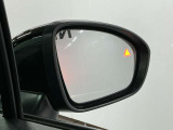 【後側方車両検知警報】後側方を走行する車両を検知すると、サイドミラー周辺のランプが点灯します。ウィンカーを操作すると、音とともにサイドミラー周辺のインジケーターが点滅し警告します。