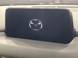 【8インチマツダコネクト】車内の雰囲気にマッチした大型のディスプレイ。スマホ接続でのナビ使用やBluetooth再生等、様々な機能が楽しめます。直感的なダイヤル操作が可能で、使い勝手も良好です。