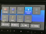 FM・AMやテレビ、Bluetoothなど複数の音源が画面上に並び、使いたい項目を探しやすい表示です。USBやiPodにも対応するメニューがあり、音楽や情報を楽しみたい日常の移動に便利です。