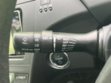 レバーに複数の表示があり、使いたい設定を手元で確認しやすい仕様です。運転席から操作できる位置にまとまり、天候の変化にも対応しやすい装備です。
