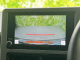 後方の様子をモニターで確認でき、駐車時や後退時の周囲確認をサポートします。画面の案内線も目安にしながら、車両周辺を直接確認して操作いただけます。