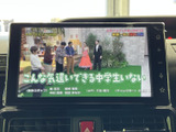 画面にテレビ番組が表示され、停車中に映像を視聴したい場面で活用できます。画面内の文字も確認しやすく、休憩時間などに車内で過ごす際の楽しみが広がります。