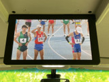 後席上部のモニターで映像を楽しめるため、同乗者が過ごす時間にも配慮されています。停車中の待ち時間などに、車内で映像を視聴したい場面に便利な装備です。