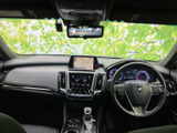 運転席まわりは、前方を見渡しやすい配置で、メーターやセンターディスプレイも視界に収まりやすい印象です。落ち着いた色調で、日々の乗り降りにもなじみます。