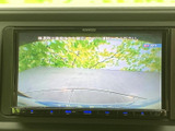 後方の様子をモニターで確認でき、駐車時や後退時の安全確認をサポートします。周囲を直接目視することとあわせて活用でき、車庫入れなど日常の場面で心強い装備です。