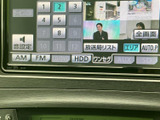 放送局リストやエリア選択などが画面に表示され、選びたい項目を確認しやすい仕様です。音源切替の表示もあり、日常の車内時間に活用できます。
