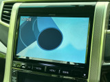 テレビ画面を備えており、停車中に映像を楽しめます。画面表示を確認しやすく、休憩時間や待ち時間の過ごし方が広がる装備です。お出かけ先で車を停めている間も、車内でくつろぐ時間を彩ります。