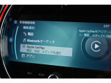 もはやMINI標準搭載とも言える、デザインアイコンの一つでもあるカーナビは各種設定から情報、マルチメディアまで、可愛らしい見てくれで多機能な装備の一つです。