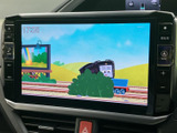映像を画面いっぱいに表示でき、停車中にテレビ番組を視聴して過ごせます。待ち時間などのひとときに活用でき、車内での時間をより充実させてくれる装備です。