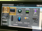 テレビやラジオ、ディスクなど複数のAVソースが画面にまとまり、使いたい項目を選びやすい構成です。音楽や各種メディアを日常の移動に合わせて活用できます。