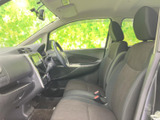 前席からフロントまわりまで見渡しやすく、運転中も周囲を確認しやすい室内です。シートは落ち着いた色合いで、助手席の方にもくつろいでいただける雰囲気です。