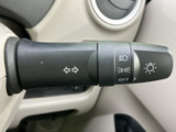 レバーには矢印やライトの表示があり、各マークを確認しやすい仕様です。運転中も手元で必要な操作を把握しやすく、周囲の明るさが変わる時間帯のお出かけにも役立ちます。