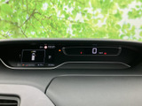速度やシフト位置、車両情報などを運転席前方の画面で確認できます。必要な表示がまとまっていて視線移動を抑えやすく、走行中も状況を把握しやすいメーターまわりです。
