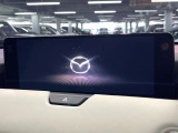 【12.3インチマツダコネクト】車内の雰囲気にマッチした大型ディスプレイ。スマホ接続でのナビ使用やBluetooth再生等、様々な機能が楽しめます。直感的なダイヤル操作が可能で、使い勝手も良好です。