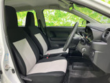 明るい色を配したシートが、運転席と助手席に広がりを感じさせます。前方の視界も確保しやすく、乗り降りしやすい開放的な空間でお迎えします。